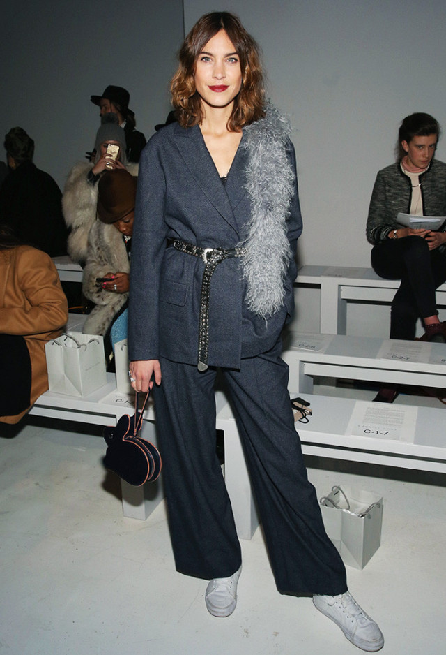 Look of the day: Πώς να φορέσετε τα sneakers στο γραφείο;