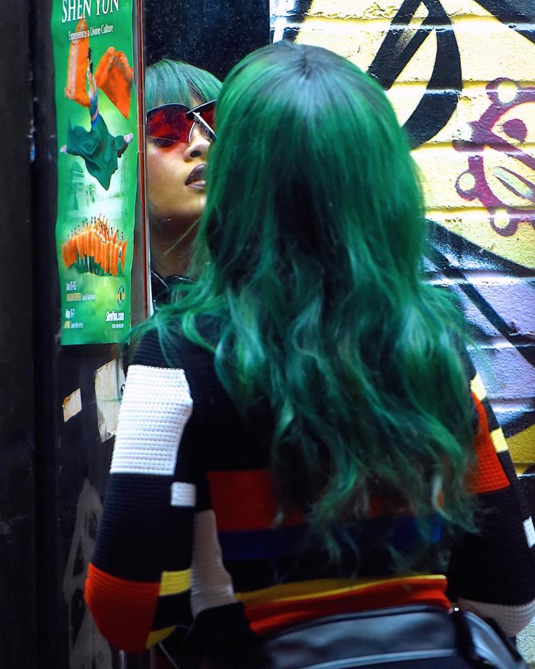 Η Rihanna έβαψε τα μαλλιά της στην πιο hot απόχρωση