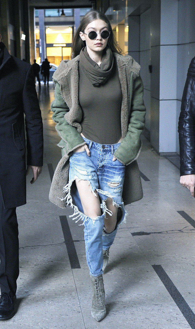 Look of the day: Stylish και στο κρύο η Gigi Hadid