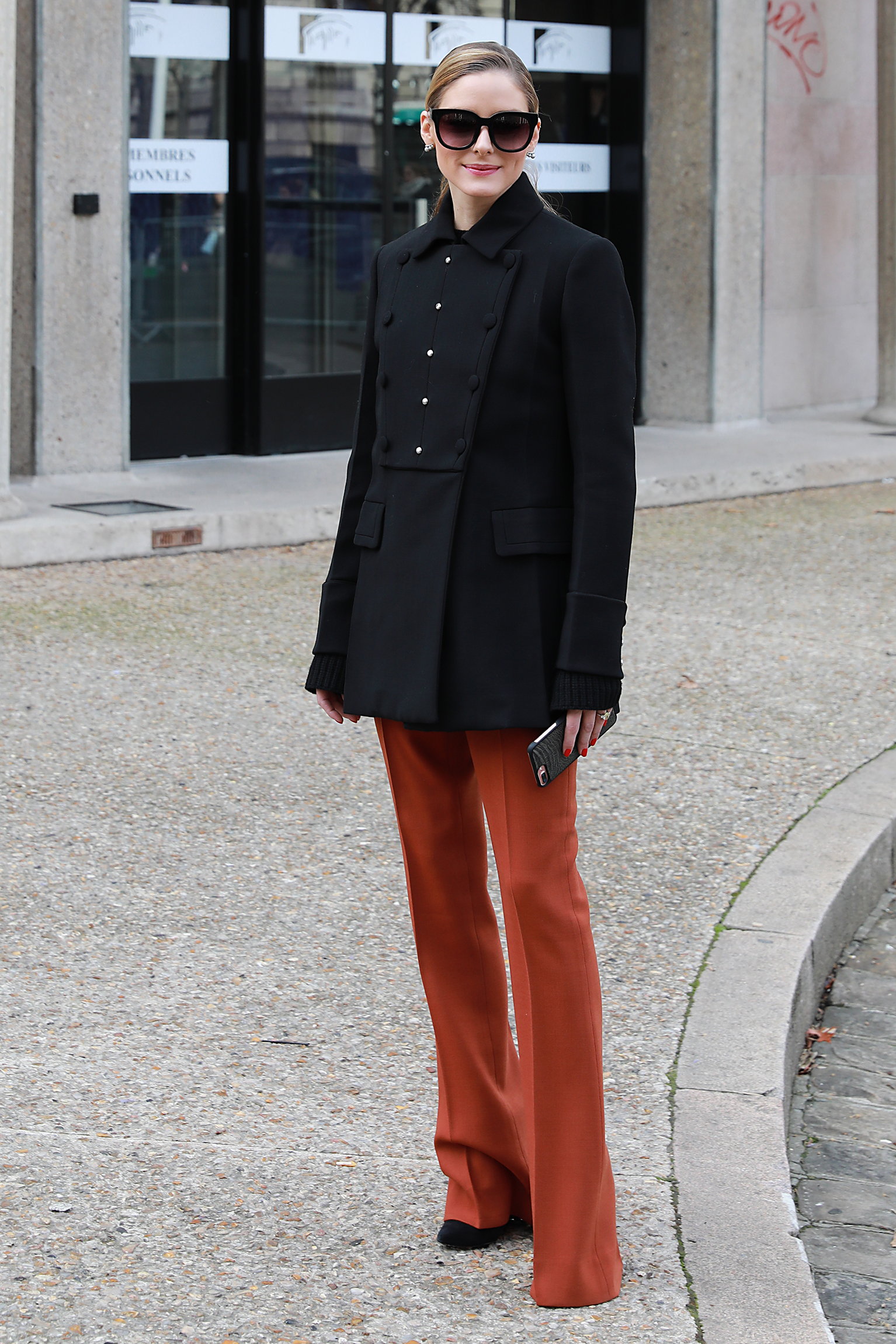 Πώς θα ντυθείτε κομψά με απλά κομμάτια όπως οι celebrities