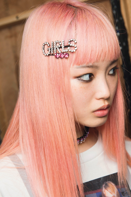 Πώς θα φορέσουμε εντυπωσιακά pins στα μαλλιά αυτό το καλοκαίρι