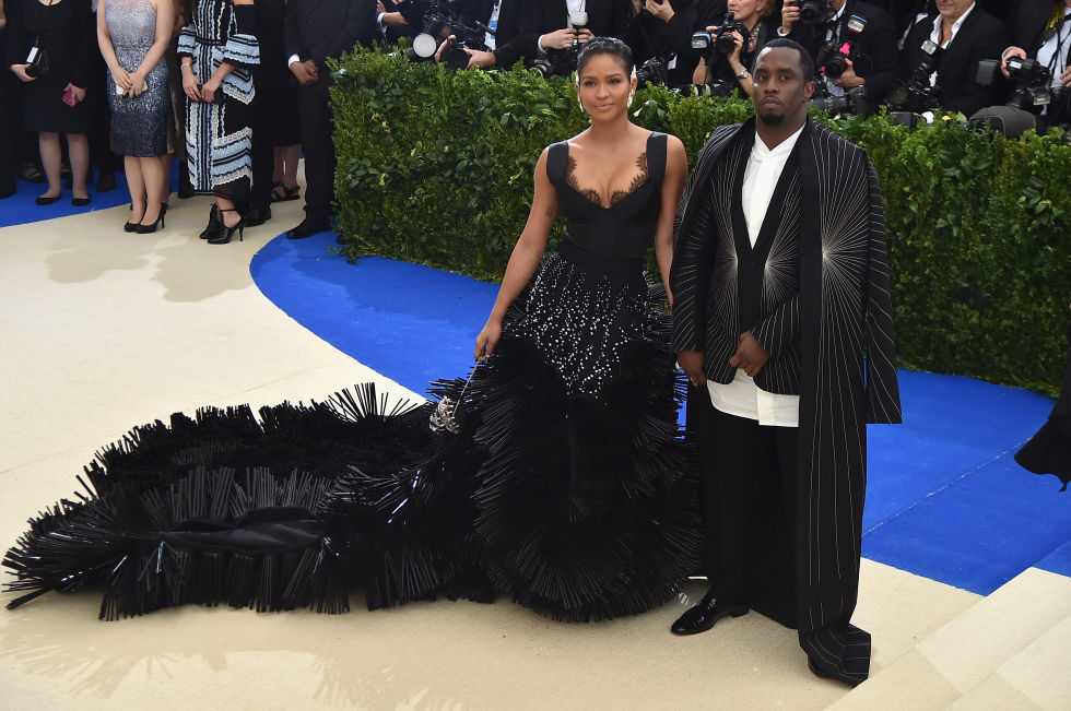 Met Gala: Τα ζευγάρια φωτογραφίζονται μαζί στο κόκκινο χαλί