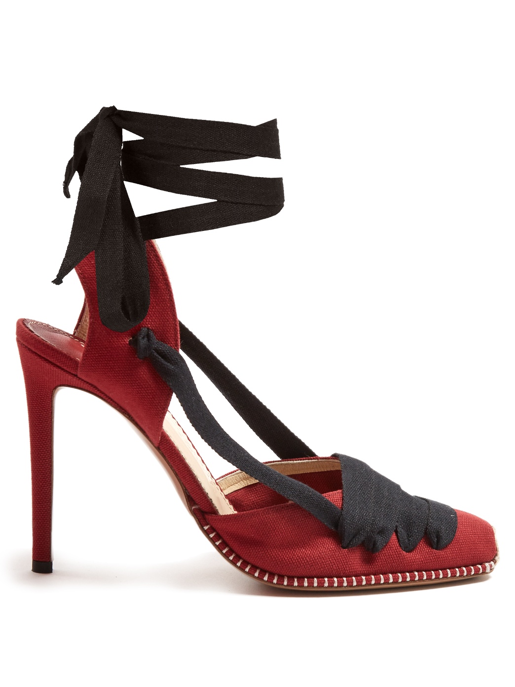 Look of the day: Η Emily Ratajkowski φορά το νέο It shoe