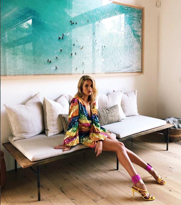 H Rosie Huntington με ένα ονειρεμένο φόρεμα