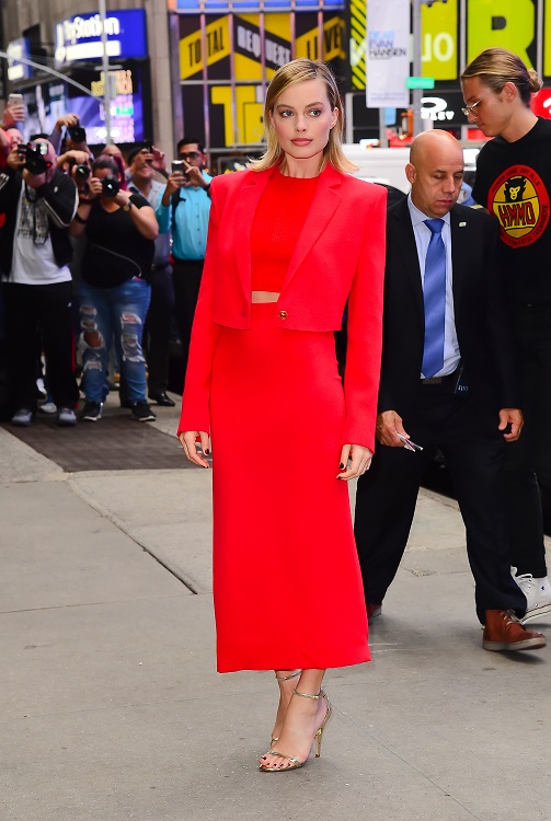 5+1 ακαταμάχητα look από τη Margot Robbie