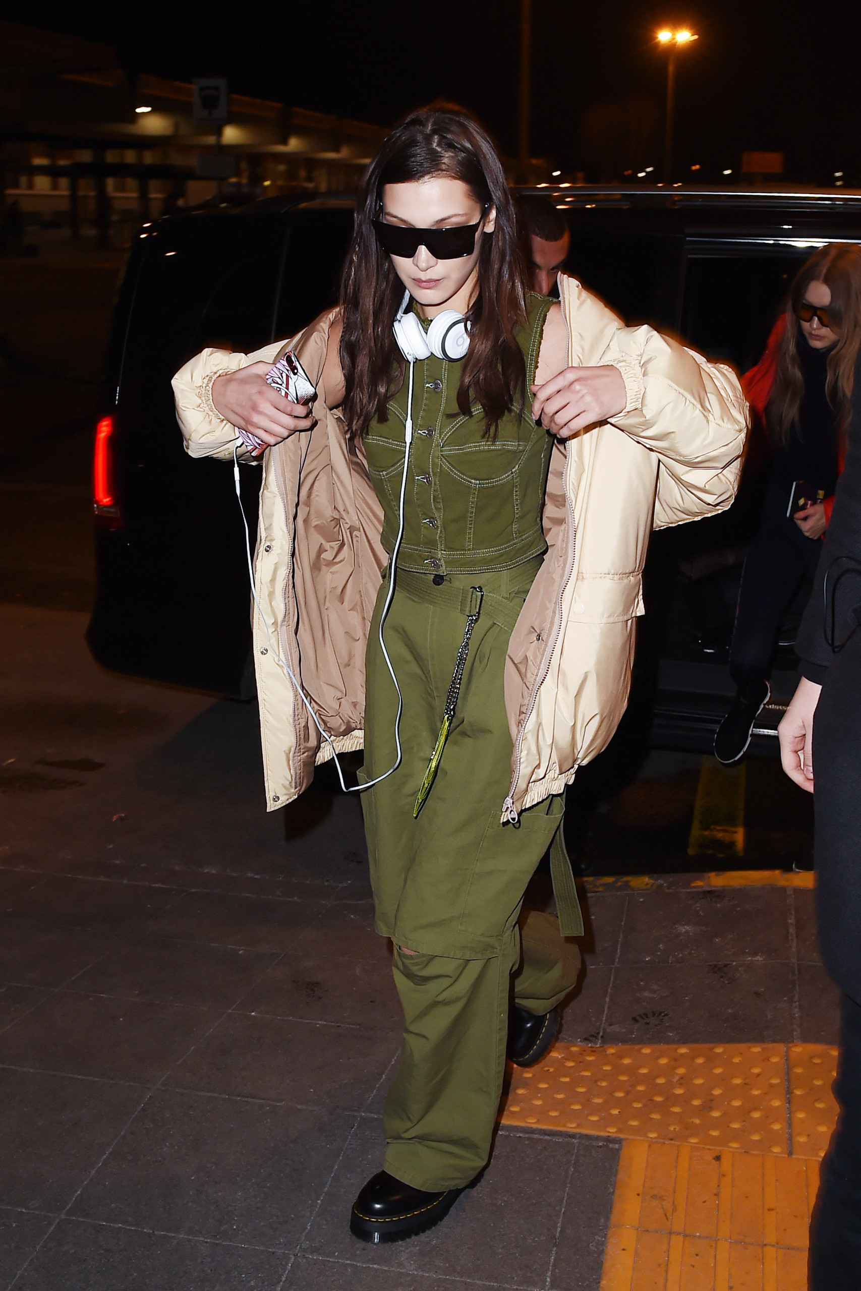 Τι φορά τώρα η Bella Hadid;