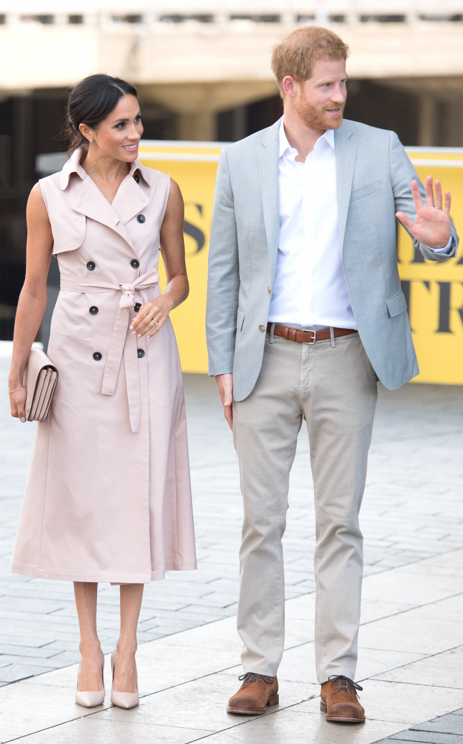 H Meghan Markle κάνει τάση το trench dress