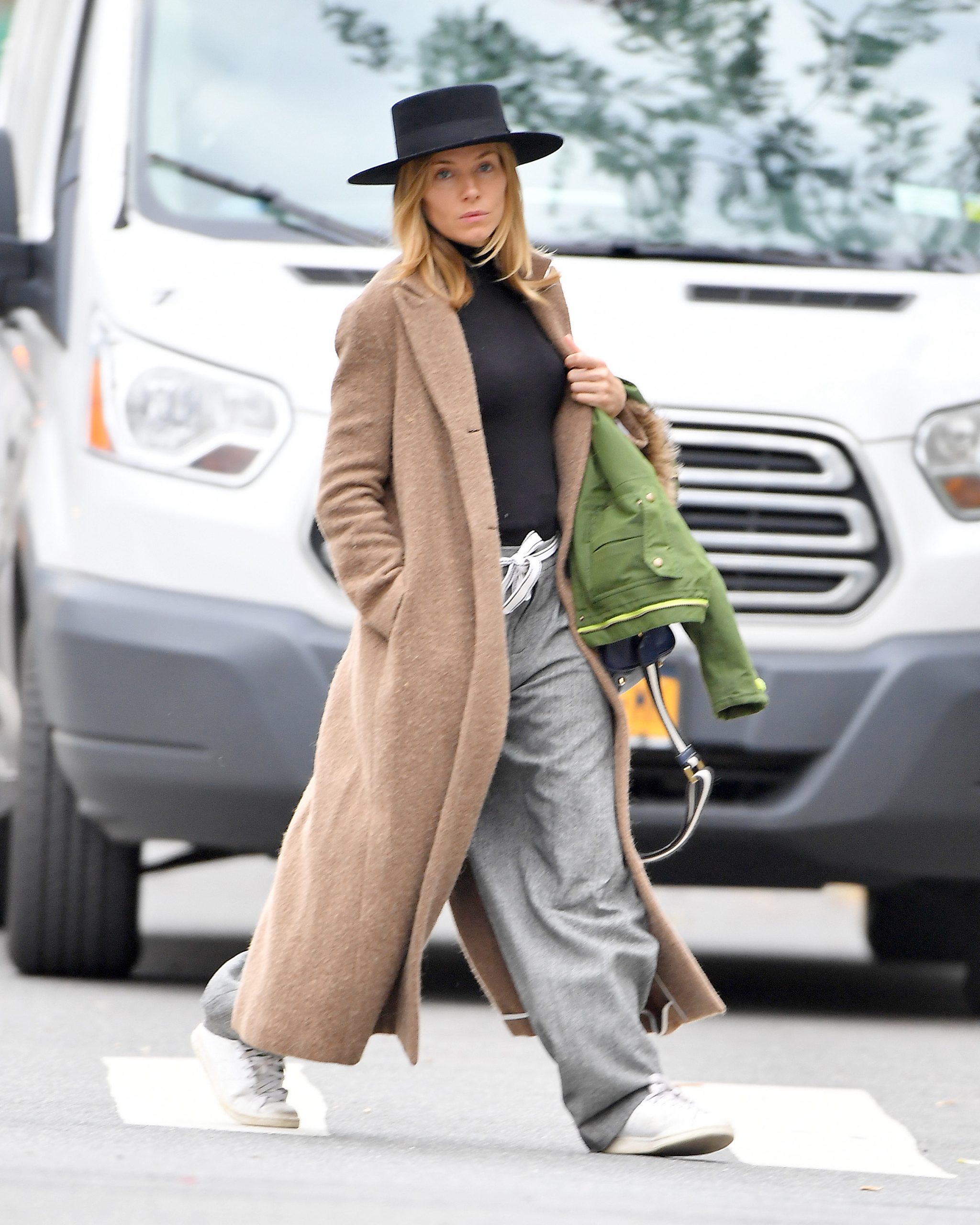 H Sienna Miller έχει το τέλειο outfit για το weekend