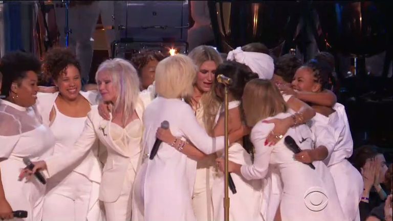 H Kesha συγκλόνισε στα βραβεία Grammy