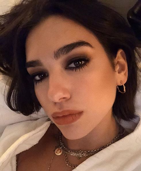 Λατρεύουμε τα τολμηρά beauty looks της Dua Lipa