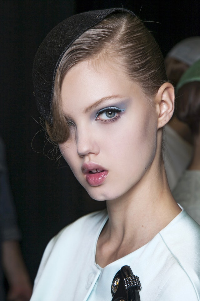 Deep Blue: Με αυτό το χρώμα θα κάνεις τα πιο glam μακιγιάζ