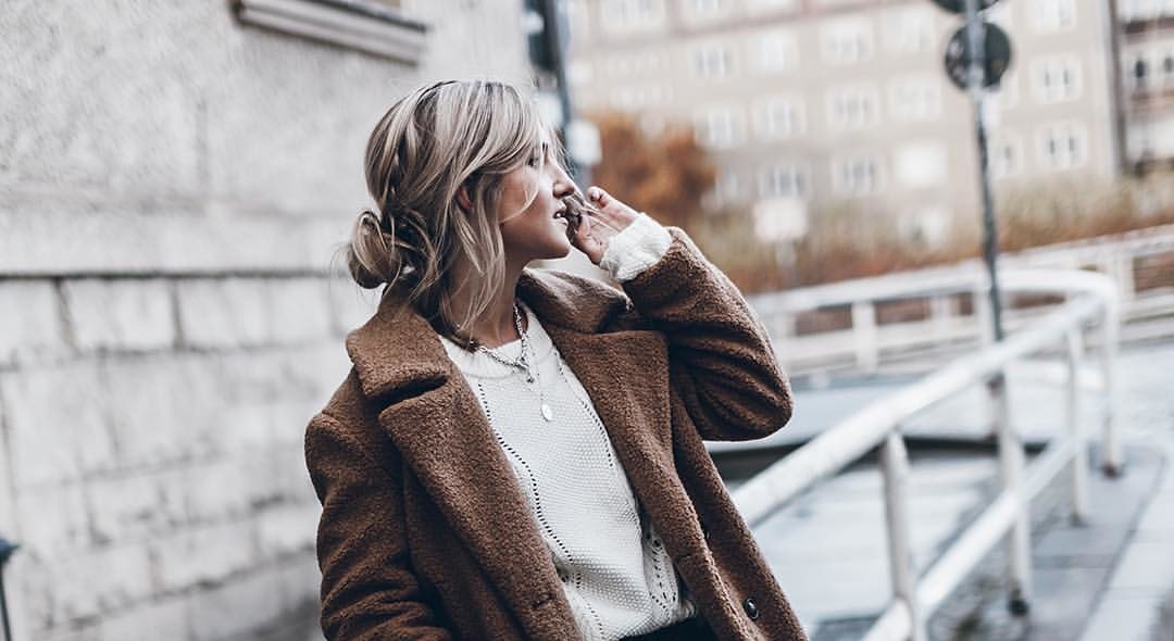 Το καφέ είναι το νέο μαύρο (αυτά τα κομμάτια το αποδεικνύουν)