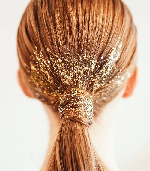 Φέτος στολίζουμε ακόμα και τα hair dos μας με glitter