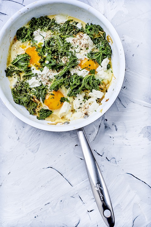 Ιδέα για brunch: Αυγά με σπανάκι, κέιλ και κατσικίσιο τυρί