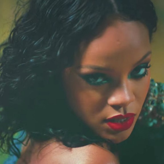 H Rihanna σου δείχνει το πιο σαγηνευτικό μακιγιάζ