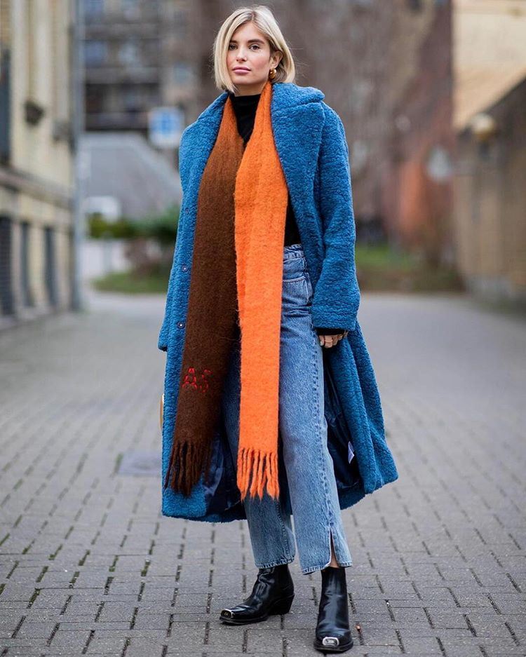 Φέτος χρειάζεσαι σίγουρα ένα statement πανωφόρι (18 street style looks που μας ενθουσίασαν)
