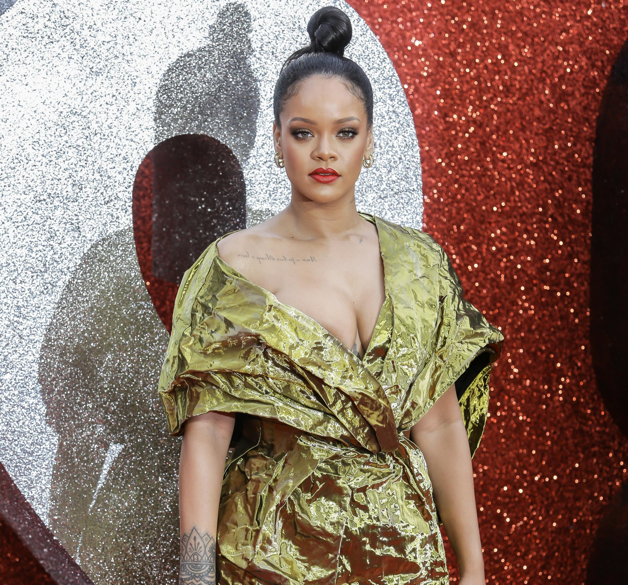 12+1 χρυσά φορέματα για να λάμψεις στο ρεβεγιόν