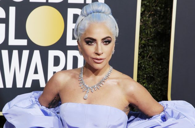 Αντίγραψε το εντυπωσιακό look της Lady Gaga από τις φετινές Χρυσές Σφαίρες