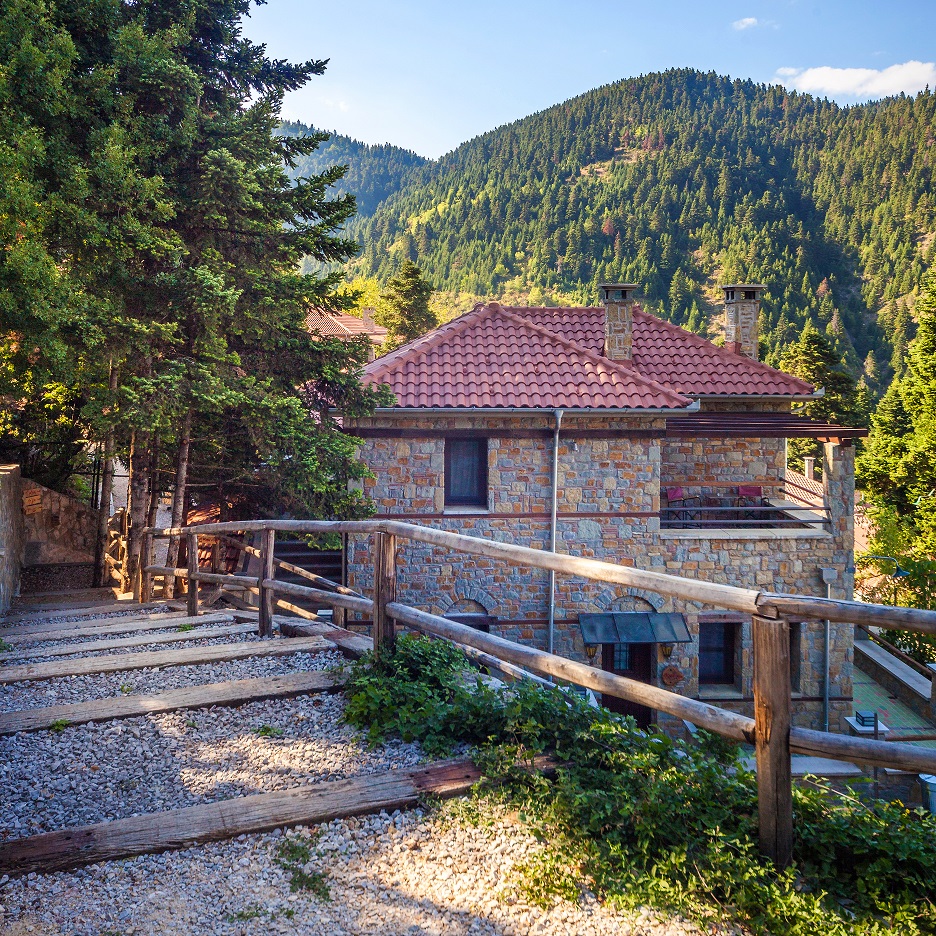 Montanema Handmade Village: Εδώ το μυστικό της ευτυχίας αντηχεί στην καρδιά ενός πευκοδάσους