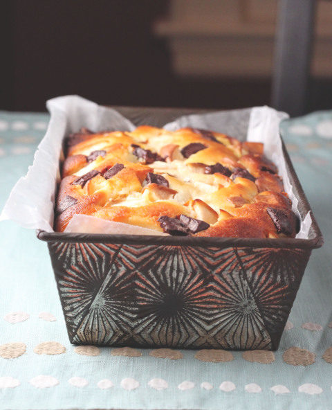 Φτιάξε πανεύκολα ένα λαχταριστό κέικ με γιαούρτι, αχλάδι και σοκολάτα