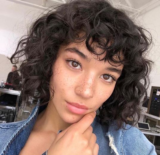 Shaggy bob: Η κουπ που όλες ζητούν φέτος έχει αέρα '70s και μας αρέσει πολύ