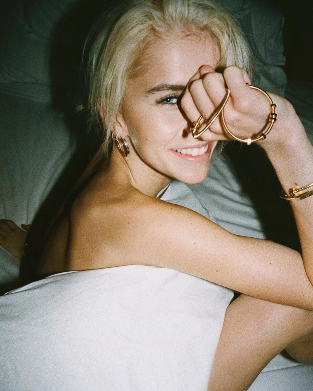 Αυτή η blogger θα σε πείσει ότι τα χρυσά κοσμήματα πηγαίνουν με όλα