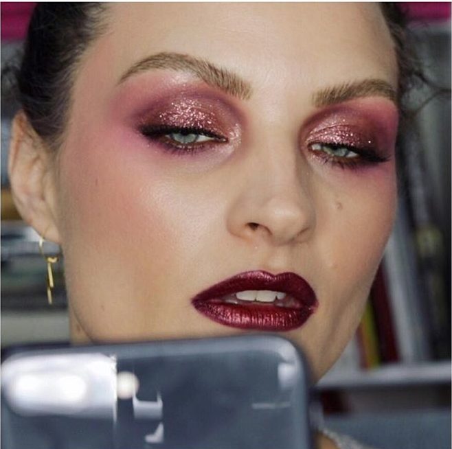 Red Hot: Πώς θα δημιουργήσεις αυτό το glam look με πρωταγωνιστή το φλογερό κόκκινο;