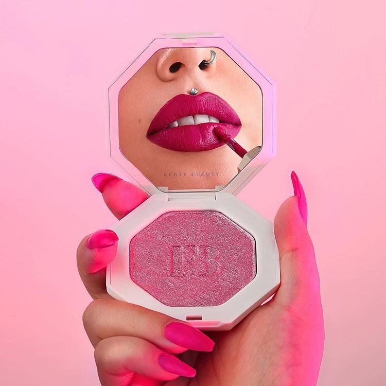 Το φούξια κραγιόν θα γίνει η νέα εμμονή σου