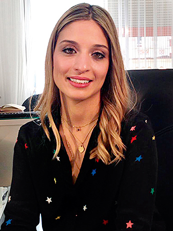 Κι όπως γυρεύεις να βρεις λίγο λευκό να πιαστείς, γιασεμί στο σκοτάδι σαν άστρο ανάβει*