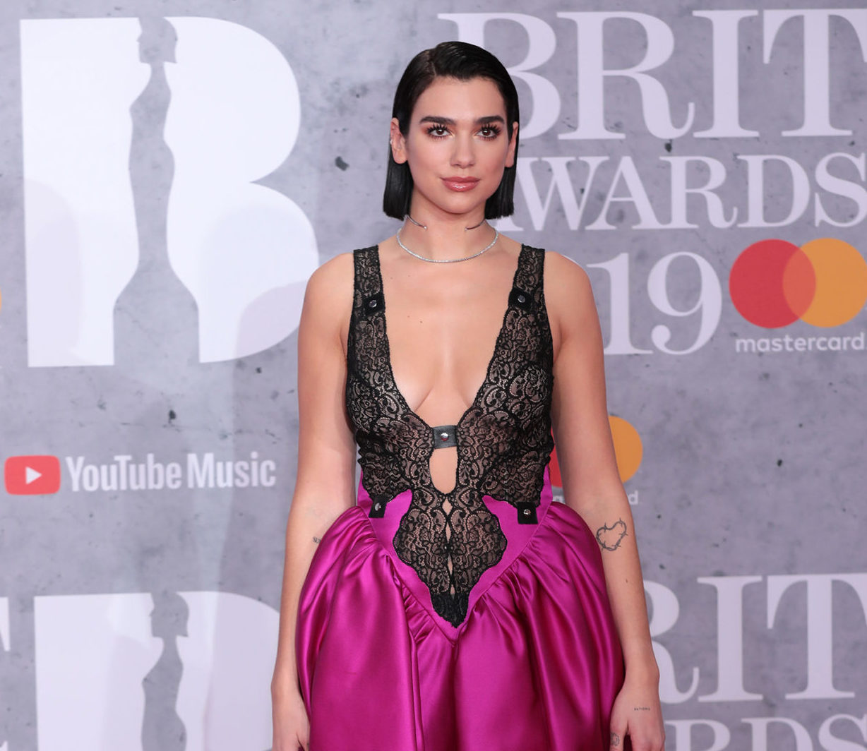 Τι φόρεσαν οι σταρ στο κόκκινο χαλί των Brit Awards