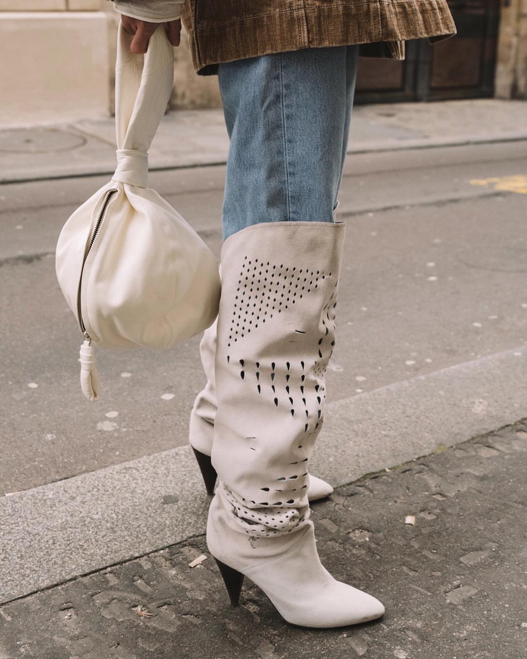 Parisian Chic: Με τι συνδυάζουν τα denim κομμάτια τους οι Γαλλίδες influencers;