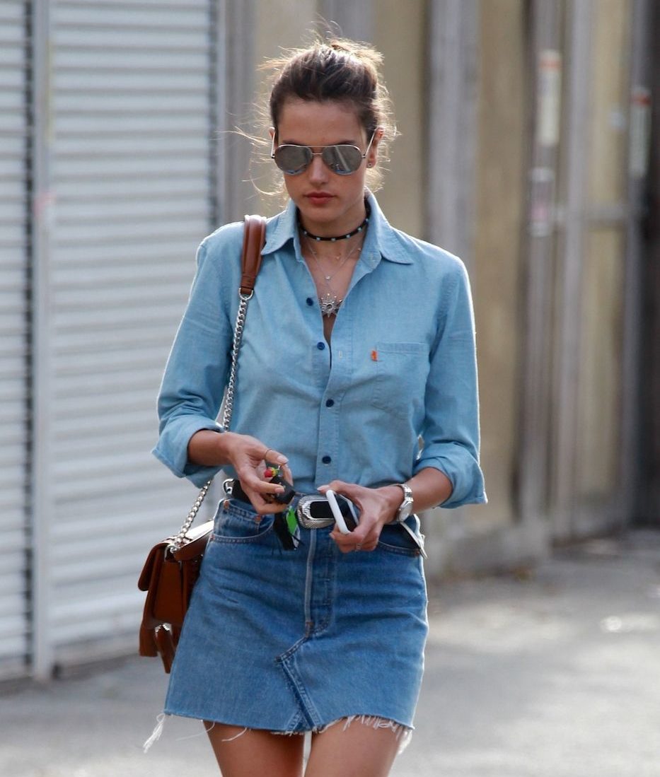 Η τζην φούστα είναι το κομμάτι που θα φοράς όλο το καλοκαίρι