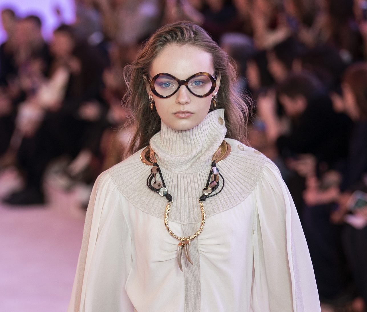 Το bohemian show του οίκου Chloé στο Παρίσι μας ταξιδεύει στα 70's