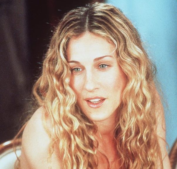 Hair Trend Alert: Οι influencers λατρεύουν το 90s look της Carrie Bradshaw