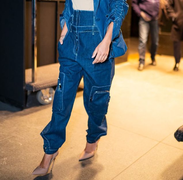 Βρήκαμε το denim trend που αγαπούν τώρα celebrities και influencers