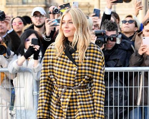 Get the look: Αντίγραψε την smart casual εμφάνιση της Sienna Miller