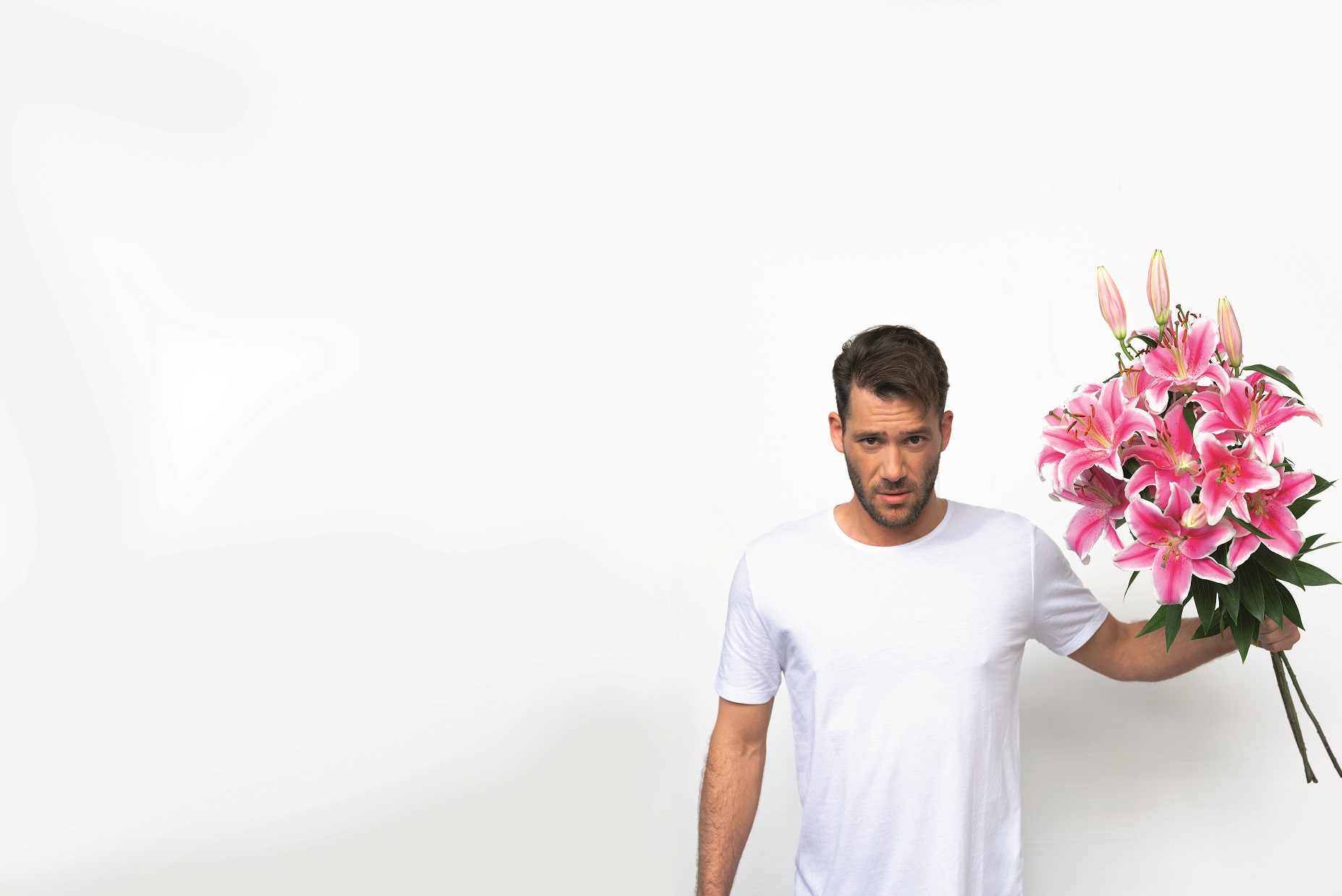 Αντίνοος Αλμπάνης: «Eίναι ωραία η μοναχικότητα, αρκεί να μη γίνει μοναξιά»