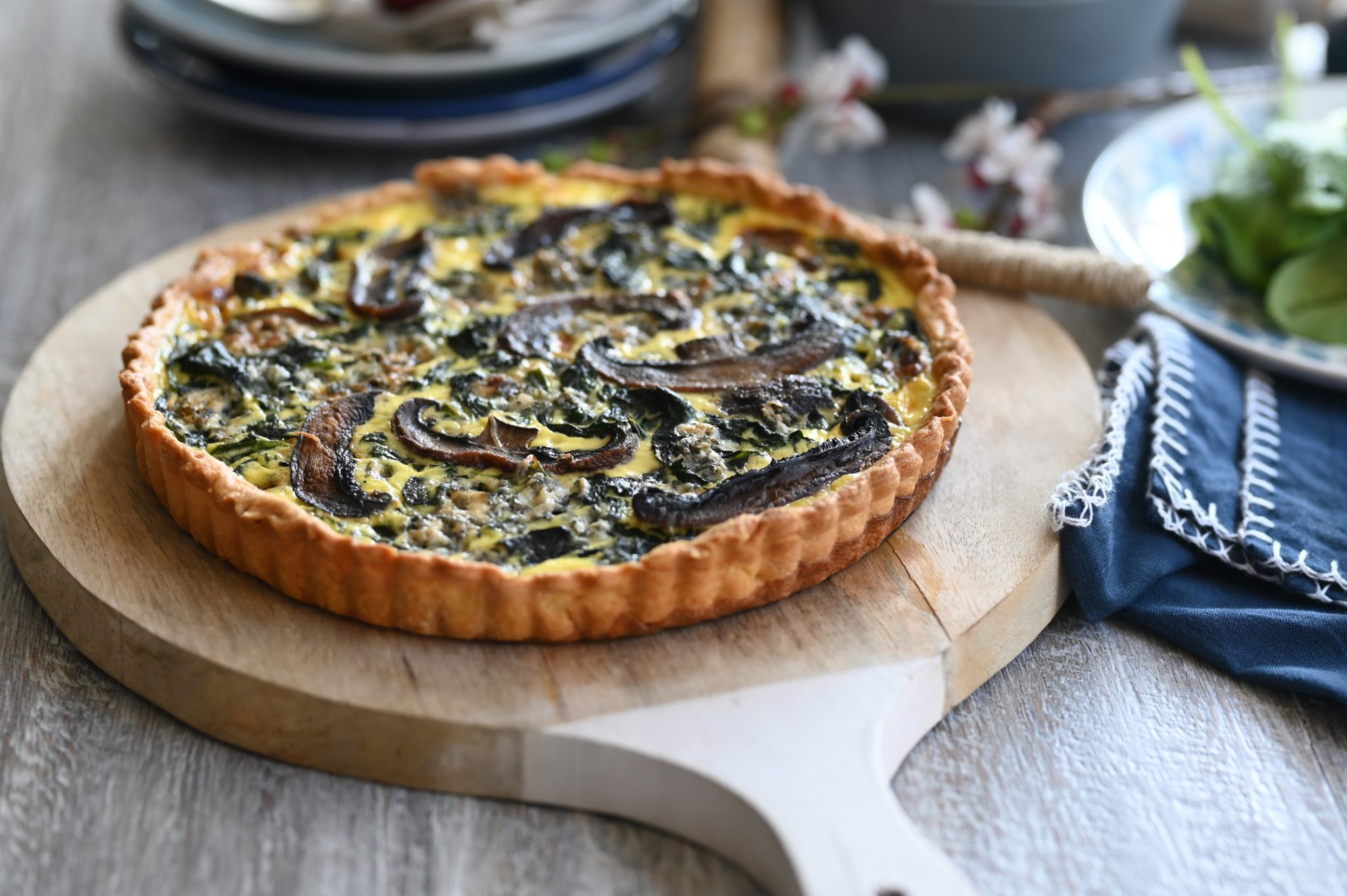 Αυτή η λαχταριστή τάρτα με μανιτάρια, σπανάκι και μπλε τυρί κάνει τη κοιλιά μας να γουργουρίζει