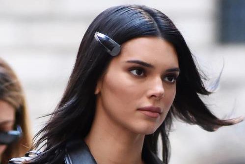 Πώς φορούν οι σταρ τα πιο trendy αξεσουάρ για τα μαλλιά;