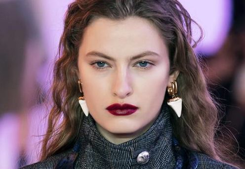 Tα beauty trends των ντεφιλέ που θα φορέσεις από τώρα