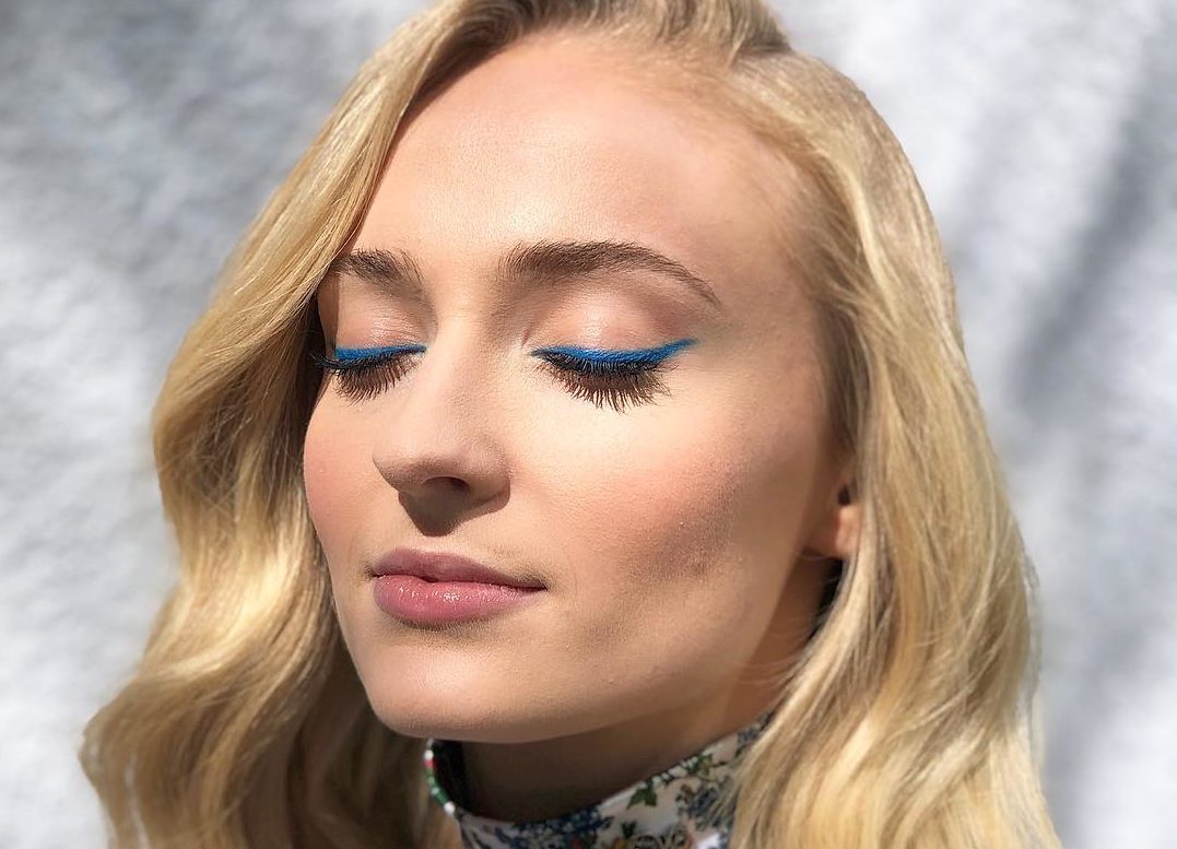 Το μπλε είναι το απόλυτο must στο μακιγιάζ της άνοιξης