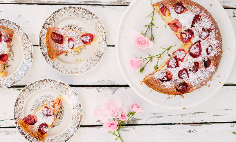 Βρήκαμε την συνταγή για το πιο αφράτο κέικ με φράουλες