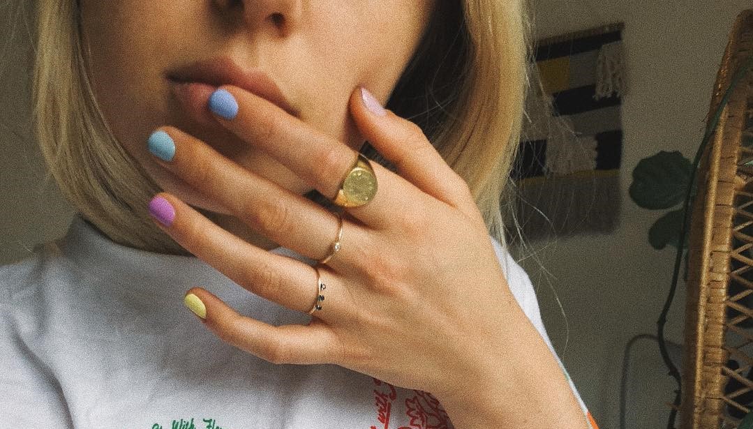 Multicolour Nails: To ανοιξιάτικο trend που κάνει θραύση στο instagram