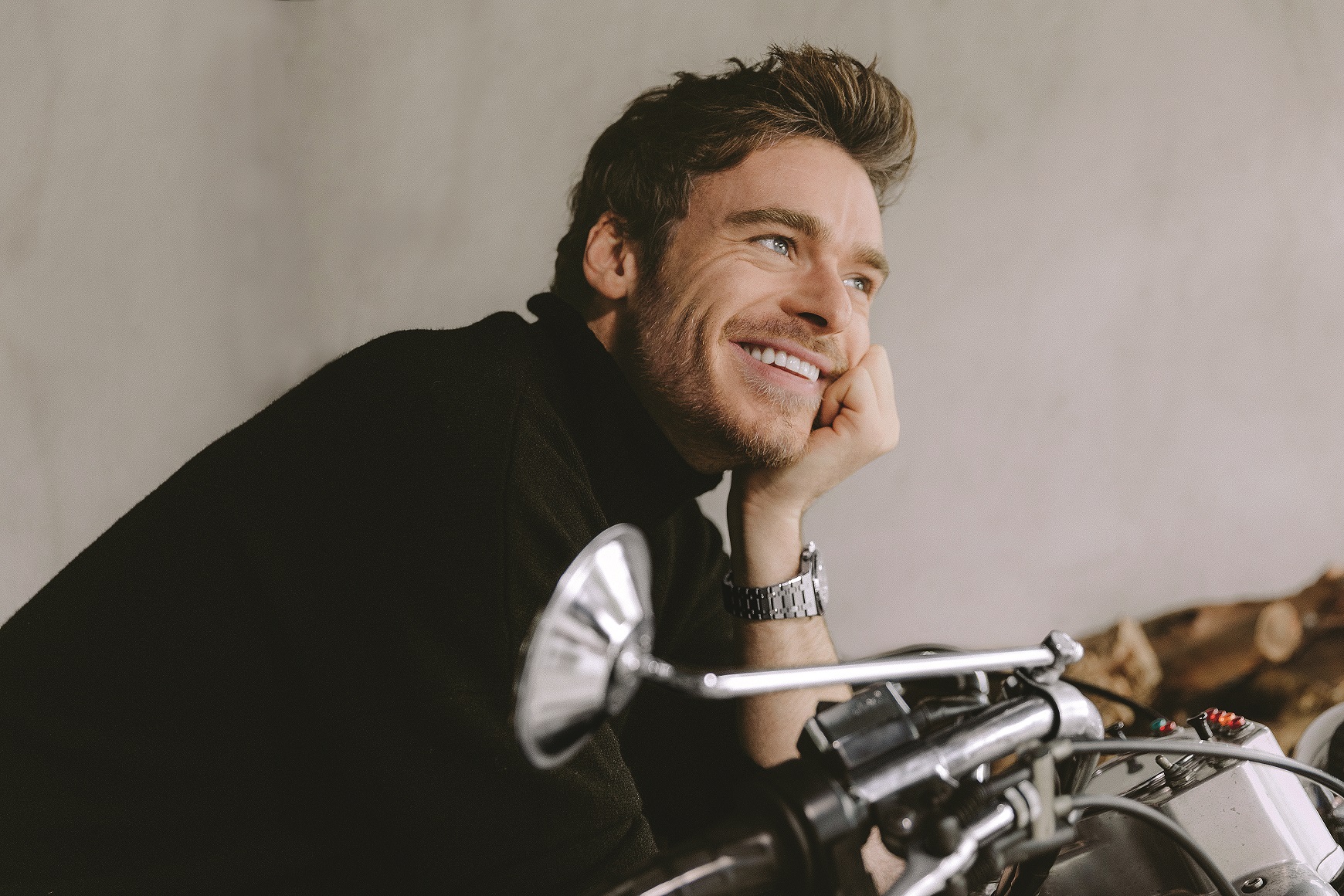 Γιατί όλες οι γυναίκες τρελαίνονται για τον Richard Madden;