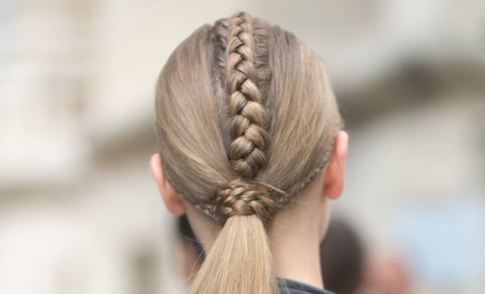 Το hair look που αγαπούν τώρα τα κορίτσια που ξέρουν από στυλ