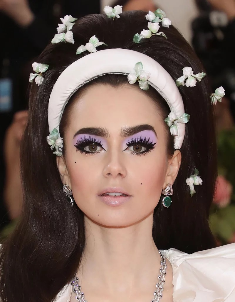 Lily Collins: Oι 15 πιο εντυπωσιακές beauty μεταμορφώσεις της