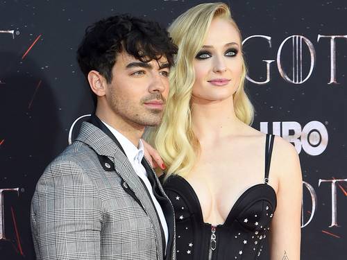 Η Sophie Turner παντρεύτηκε με παπά... τον Elvis