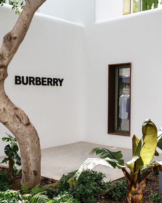 Ο οίκος Burberry κάνει στάση στη Μύκονο