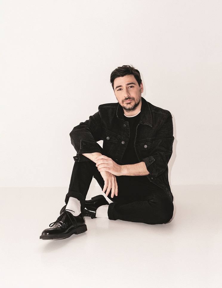 Βασίλης Μαυρογεωργίου: «Το θέατρο οφείλει να υπηρετεί και το πάντα και το τώρα. Και το τώρα τη δεδομένη στιγμή έχει τρομερή ανάγκη»