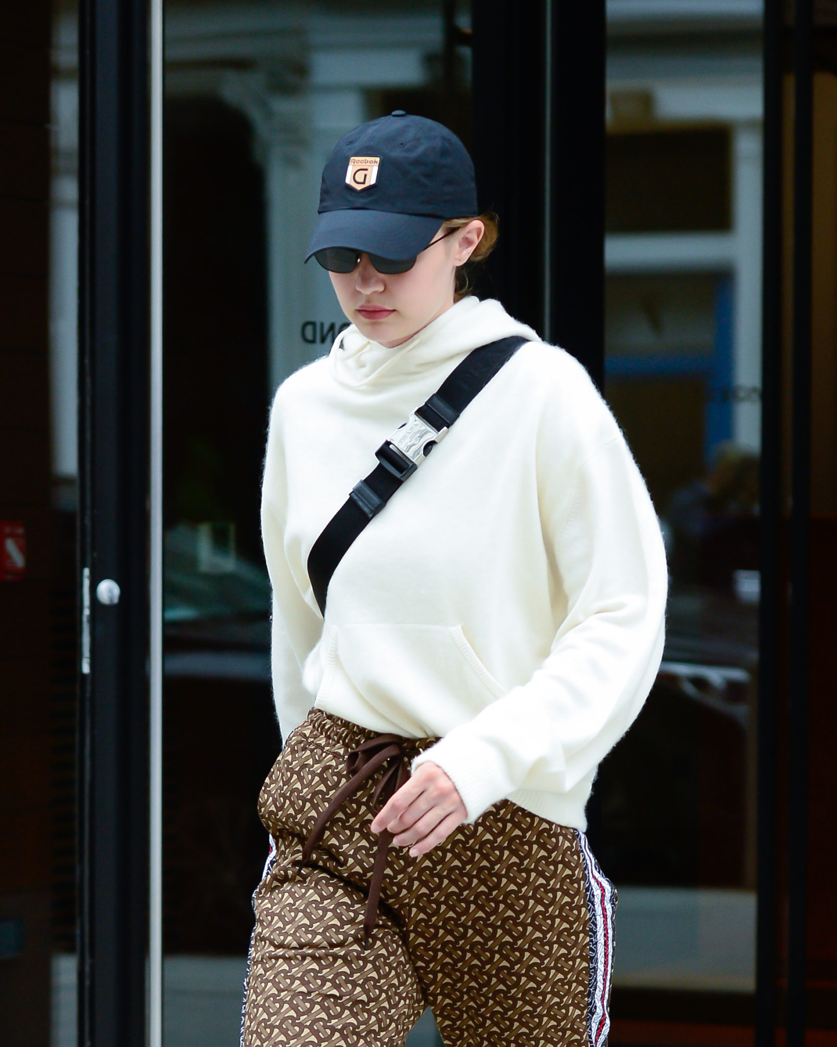 Η Gigi Hadid κάνει τις φόρμες σούπερ τάση